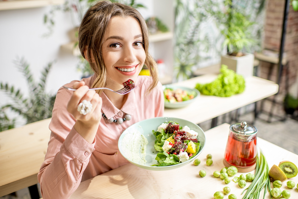 donna che mangia sano